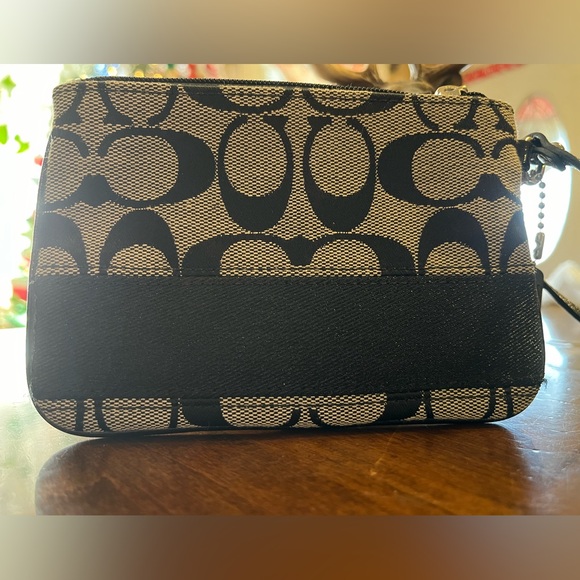 New w/out tags Coach wristlet - Picture 5 of 7